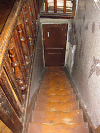 Старая деревянная лестница на тетивах