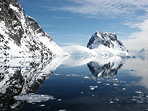 Побережье пролива Лемэр (Lemaire channel) оглушительная тишина антарктического солнечного утра в сочетании с ослепительным сиянием неба, отражающегося в зеркально-синей поверхности моря.