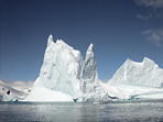 На побережье происходит регулярное обрушение частей ледников, спускающихся с материка. Этому куску ледника не удалось пока уплыть в море и стать айсбергом - он сразу же сел на мель.