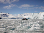 В этот раз судну не удалось пробиться - в самой узкой части пролив Лемэр полностью забитым льдом. Но неунывающие естествоиспытатели пробиваются и проползают сквозь плавающий лед и айсберги на зодиаках, впитывая неземную красоту этих мест.