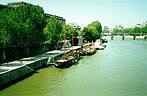 Сена, Сена! Река Парижа. На ней живут тоже. Вот в таких вот речных кораблях, баржах живут любители водных путешествий.