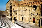 Начать путешествие по Провансу хорошо с городка Оранж. В его центре расположен - античный театр - одна из самых красивых римских построек в Европе.
