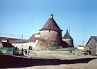 Никольская башня. Крепость возводили 12 лет - с 1582 года. Стены Соловецкой крепости сложены из громадных необработанных валунов, их вес достигает 7-8 тонн. Высота башен с шатрами до 30 метров.
